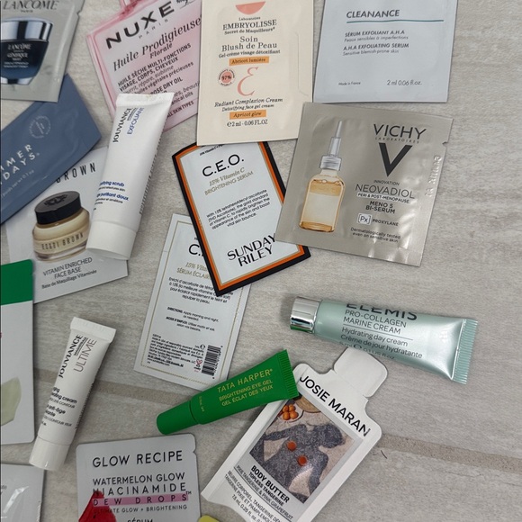 Assorted Beauty Sample Set - Picture 7 of 11